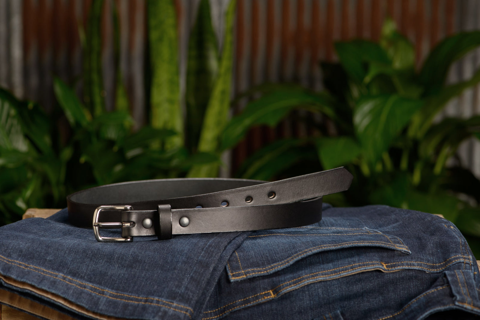 Men's Black Non Stitched Leather Belt Petite Width - The