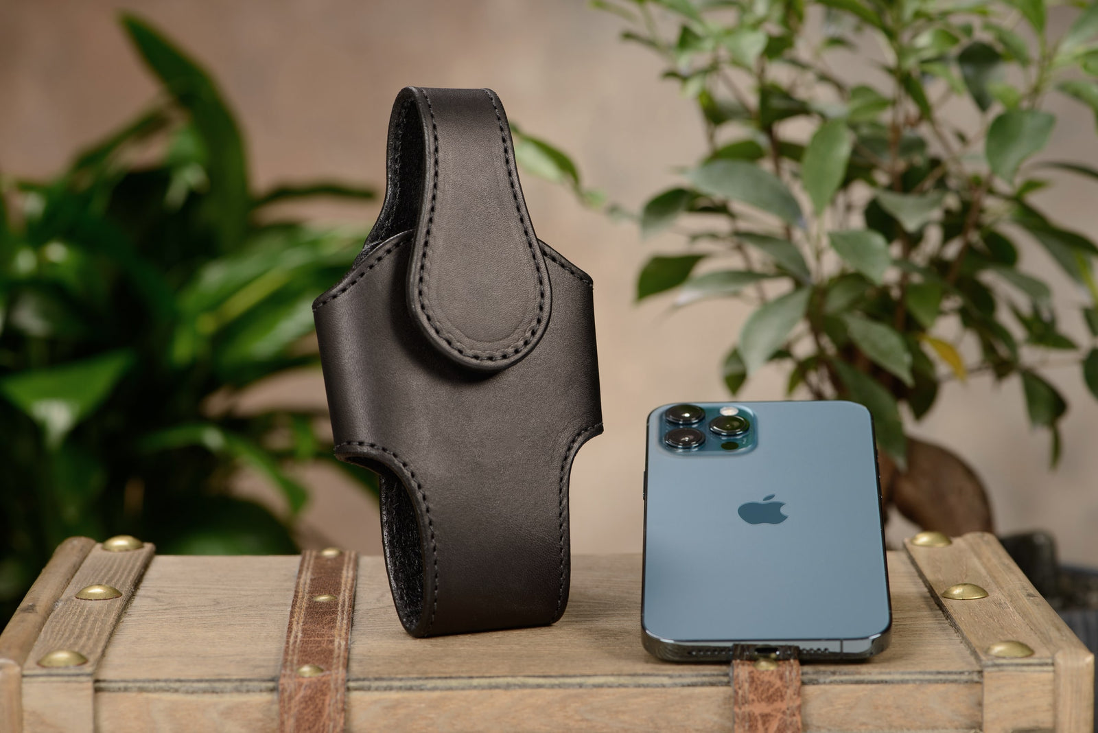 Black Leather Vertical Holster for Cellphones Black Leather Vertical Holster for Cellphones